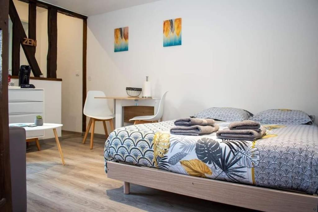 Studio Charmant Confortable Tv Centre Ville Louviers Εξωτερικό φωτογραφία