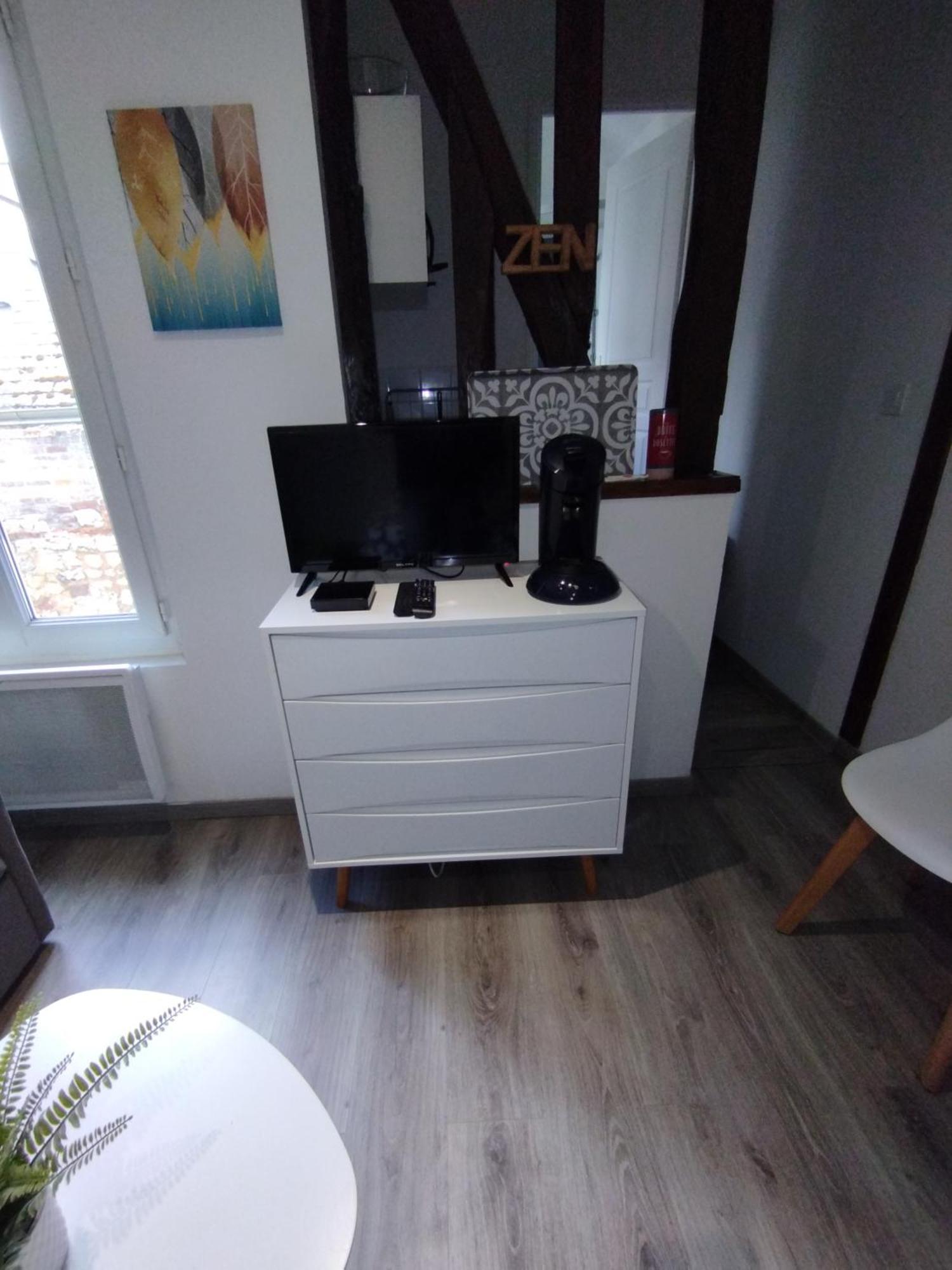 Studio Charmant Confortable Tv Centre Ville Louviers Εξωτερικό φωτογραφία